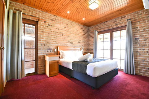 Macquarie Inn - Mackay Tourism 1