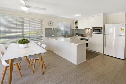 MAINSAIL8- MOOLOOLABA BEACH - Mackay Tourism 0