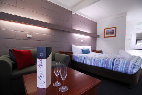 Mayfair Motel - Mackay Tourism 1