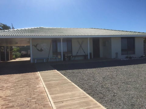 Mermaid Beachside Accommodation - Mackay Tourism 0