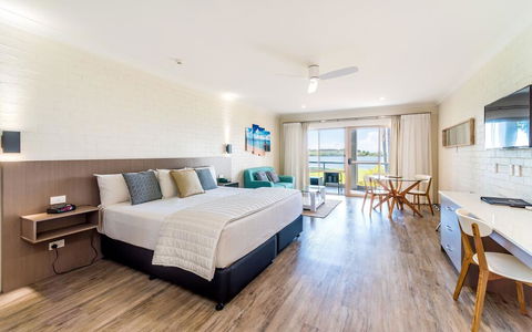 Moby Dick Waterfront Resort Motel - Mackay Tourism 1