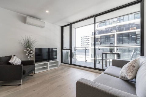 Modern & Bright 2BR Apt- Parking, WIFI, Pool & Gym - Mackay Tourism 0