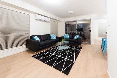 Modern Home Away From Home - Mackay Tourism 3