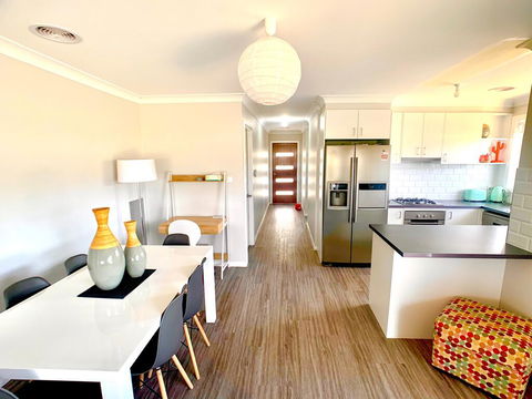 Modern Majestic - Everything You Need - Private Location - Mackay Tourism 0