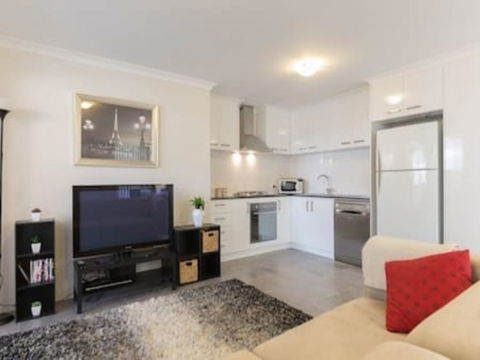 Modern Neat Convenient Apartment Close To Airport - Mackay Tourism 2