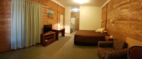 Mud Hut Motel - Mackay Tourism 1