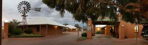 Mud Hut Motel - Mackay Tourism 0