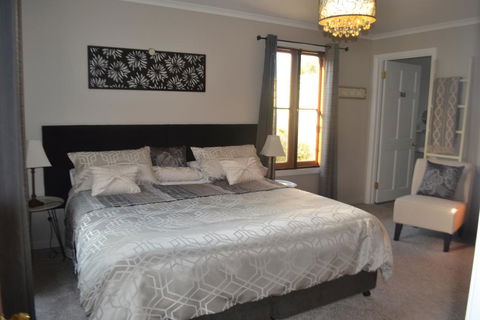 Mulberry Cottage Unique B&B Accommodation - Mackay Tourism 0