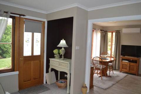 Mulberry Cottage Unique B&B Accommodation - Mackay Tourism 2