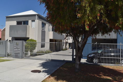 Central Executive Townhouse - Mackay Tourism 0