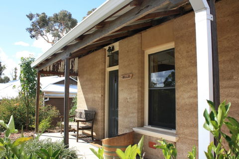 Hotham Ridge Estate - Mackay Tourism 0
