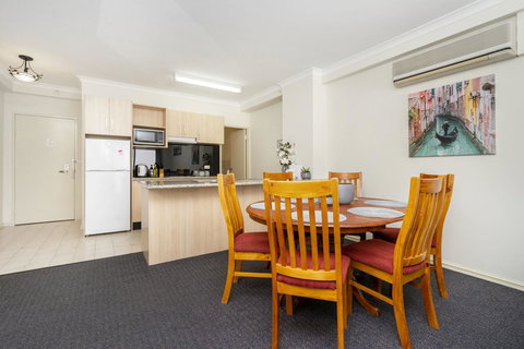 Oversized Eastend Sleeps 6 Free PARKING+POOL WIFI - Mackay Tourism 9