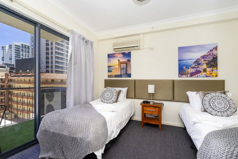 Oversized Eastend Sleeps 6 Free PARKING+POOL WIFI - Mackay Tourism 1