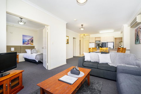 Oversized Eastend Sleeps 6 Free PARKING+POOL WIFI - Mackay Tourism 8