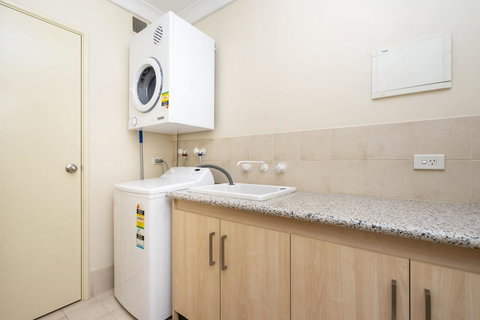 Oversized Eastend Sleeps 6 Free PARKING+POOL WIFI - Mackay Tourism 12