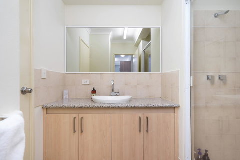 Oversized Eastend Sleeps 6 Free PARKING+POOL WIFI - Mackay Tourism 26