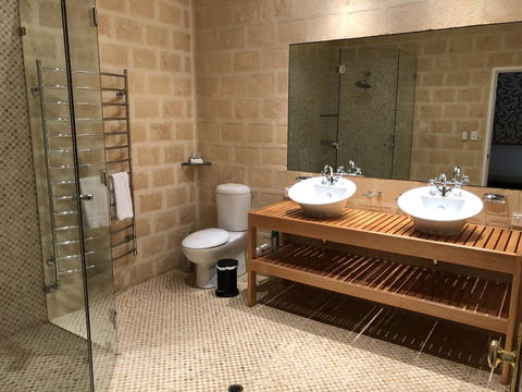 Caves Road Guest Houses - Mackay Tourism 17