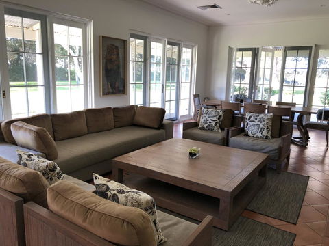 Caves Road Guest Houses - Mackay Tourism 18