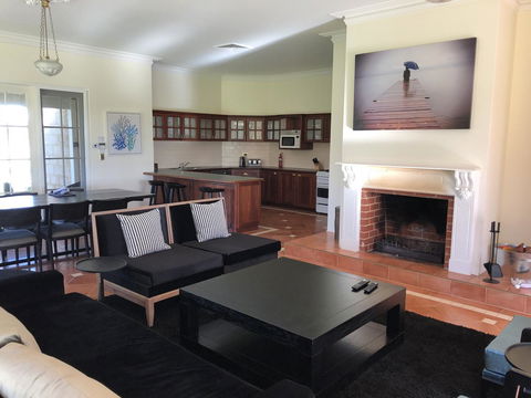 Caves Road Guest Houses - Mackay Tourism 8