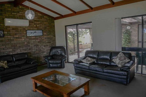 Geraldton Holliday Villas - Mackay Tourism 7