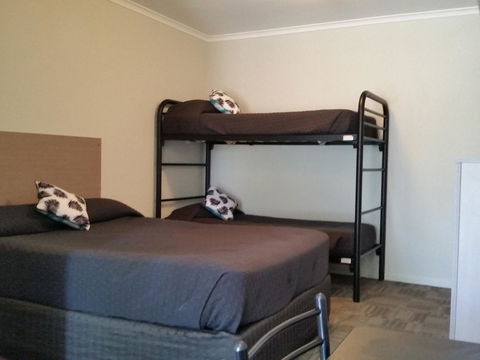 Mandurah Foreshore Motel - Mackay Tourism 11