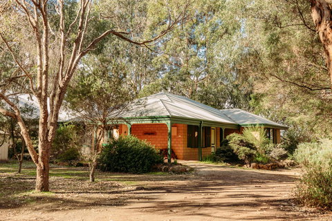 Margaret River Holiday Cottages - Mackay Tourism 8