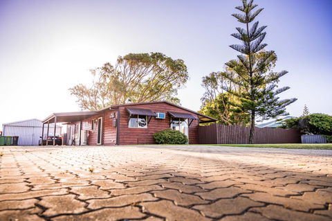 The Bothy Lancelin Family Retreat - Mackay Tourism 0
