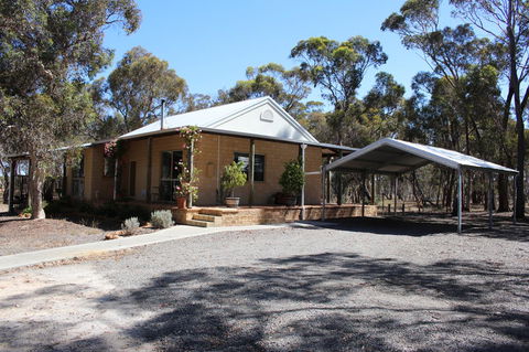 Kendenup Cottages And Lodge - Mackay Tourism 20