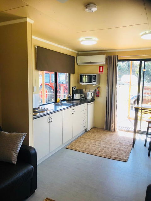 Kendenup Cottages And Lodge - Mackay Tourism 9