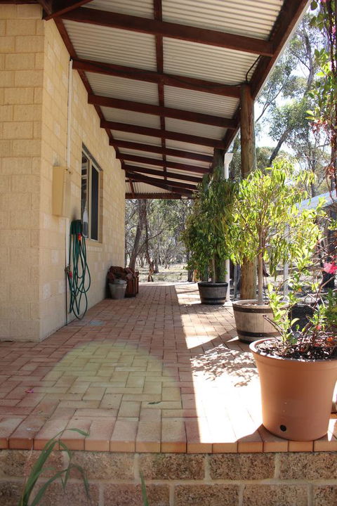 Kendenup Cottages And Lodge - Mackay Tourism 16