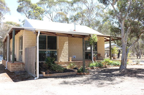 Kendenup Cottages And Lodge - Mackay Tourism 22