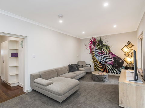 Luxury Federation Style Home - Sleeps 10 - Mackay Tourism 1