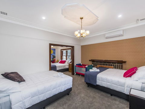Luxury Federation Style Home - Sleeps 10 - Mackay Tourism 11