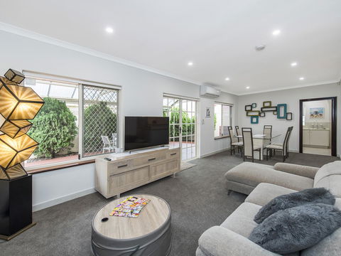 Luxury Federation Style Home - Sleeps 10 - Mackay Tourism 3