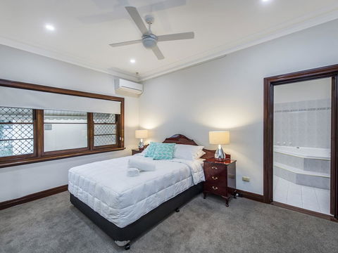 Luxury Federation Style Home - Sleeps 10 - Mackay Tourism 7