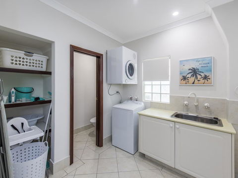 Luxury Federation Style Home - Sleeps 10 - Mackay Tourism 16