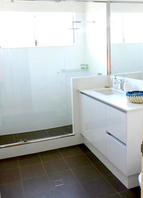 Contemporary Cove - Quindalup - Mackay Tourism 9