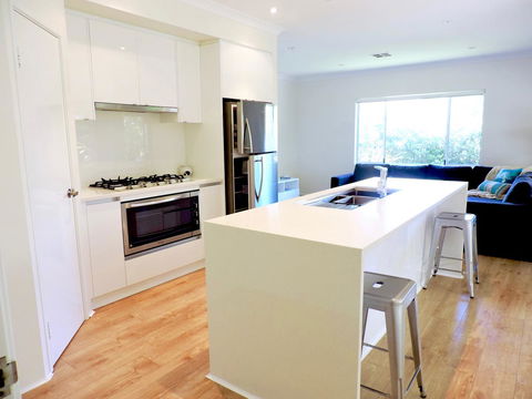 Contemporary Cove - Quindalup - Mackay Tourism 7