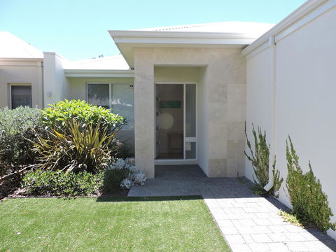 Contemporary Cove - Quindalup - Mackay Tourism 2
