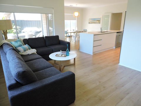 Contemporary Cove - Quindalup - Mackay Tourism 3
