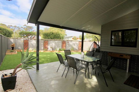 Starboard Drift - Captain & Crew - In Town Entire House For 8 - Mackay Tourism 3