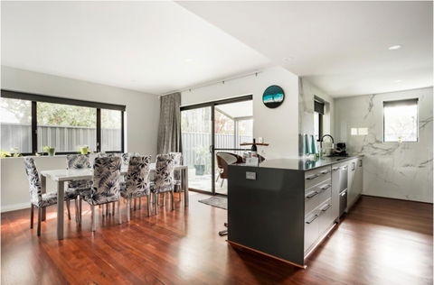 Starboard Drift - Captain & Crew - In Town Entire House For 8 - Mackay Tourism 2