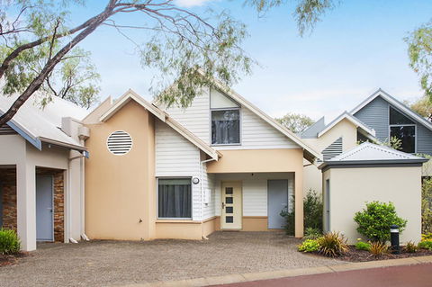 Beach Retreat - Busselton - Mackay Tourism 0
