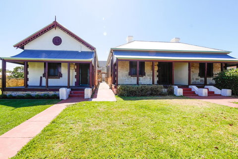 Fremantle Colonial Cottages - Mackay Tourism 0
