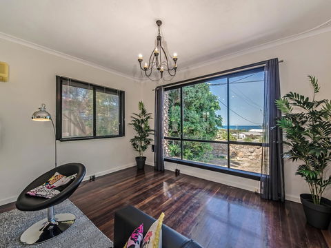 Panoramique Holiday Home With A View - Mackay Tourism 5
