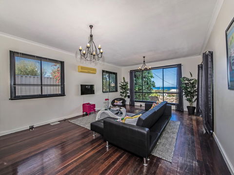 Panoramique Holiday Home With A View - Mackay Tourism 4