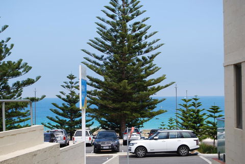 Absolute Beachfront Scarborough - Mackay Tourism 7