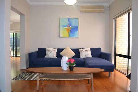 Highgate Modern Home (4 Mins To Perth City) - Mackay Tourism 1