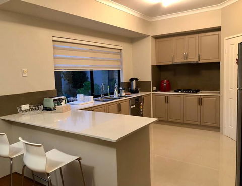Highgate Modern Home (4 Mins To Perth City) - Mackay Tourism 4