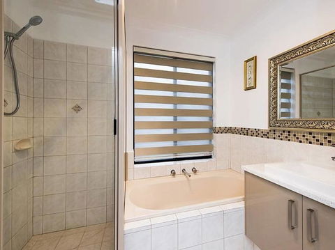 Highgate Modern Home (4 Mins To Perth City) - Mackay Tourism 12